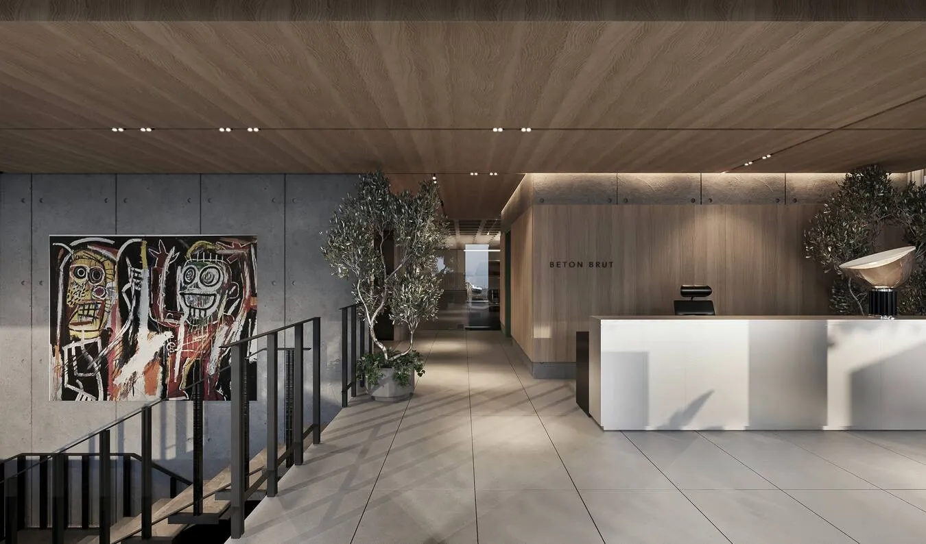 Lobby de doble altura con revestimiento de madera y arte